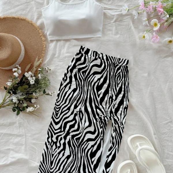 طقم قطعتين لأنثى مكون من توب كاجوال ضيق ملائم بدون أكمام وتنورة بخصر رسن شق عالي، مناسب للصيف، بطباعة الزيبرا،