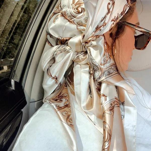 وشاح حريري لامع بطبعة عتيقة بيج، طرحة ناعمة وأنيقة لجميع المواسم، وشاح مربع كبير متعدد الاستخدامات ٩٠*٩٠ سم،