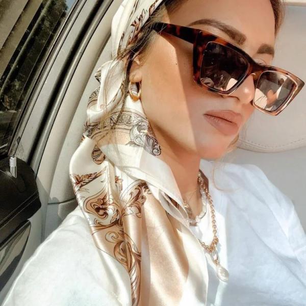 وشاح حريري لامع بطبعة عتيقة بيج، طرحة ناعمة وأنيقة لجميع المواسم، وشاح مربع كبير متعدد الاستخدامات ٩٠*٩٠ سم،