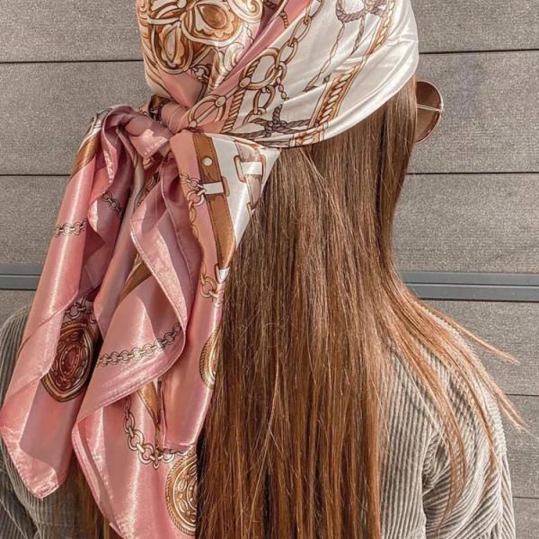 قطعة واحدة من الأوشحة المربعة المطبوعة من الستان الوردي الفاتح، وشاح شعر أو عصابة رأس عصرية للخارج مناسبة لفصلي الربيع والصيف
