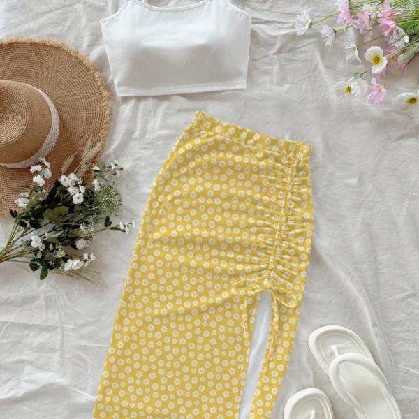 طقم ملابس علوية كامي وتنورة محبوكة بطباعة دوار الشمس والأقحوان باللون الأصفر