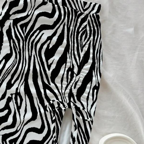 طقم قطعتين لأنثى مكون من توب كاجوال ضيق ملائم بدون أكمام وتنورة بخصر رسن شق عالي، مناسب للصيف، بطباعة الزيبرا،