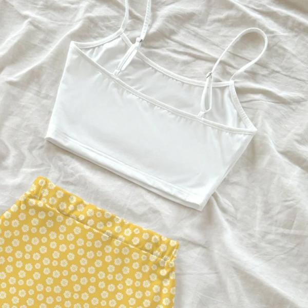 طقم ملابس علوية كامي وتنورة محبوكة بطباعة دوار الشمس والأقحوان باللون الأصفر